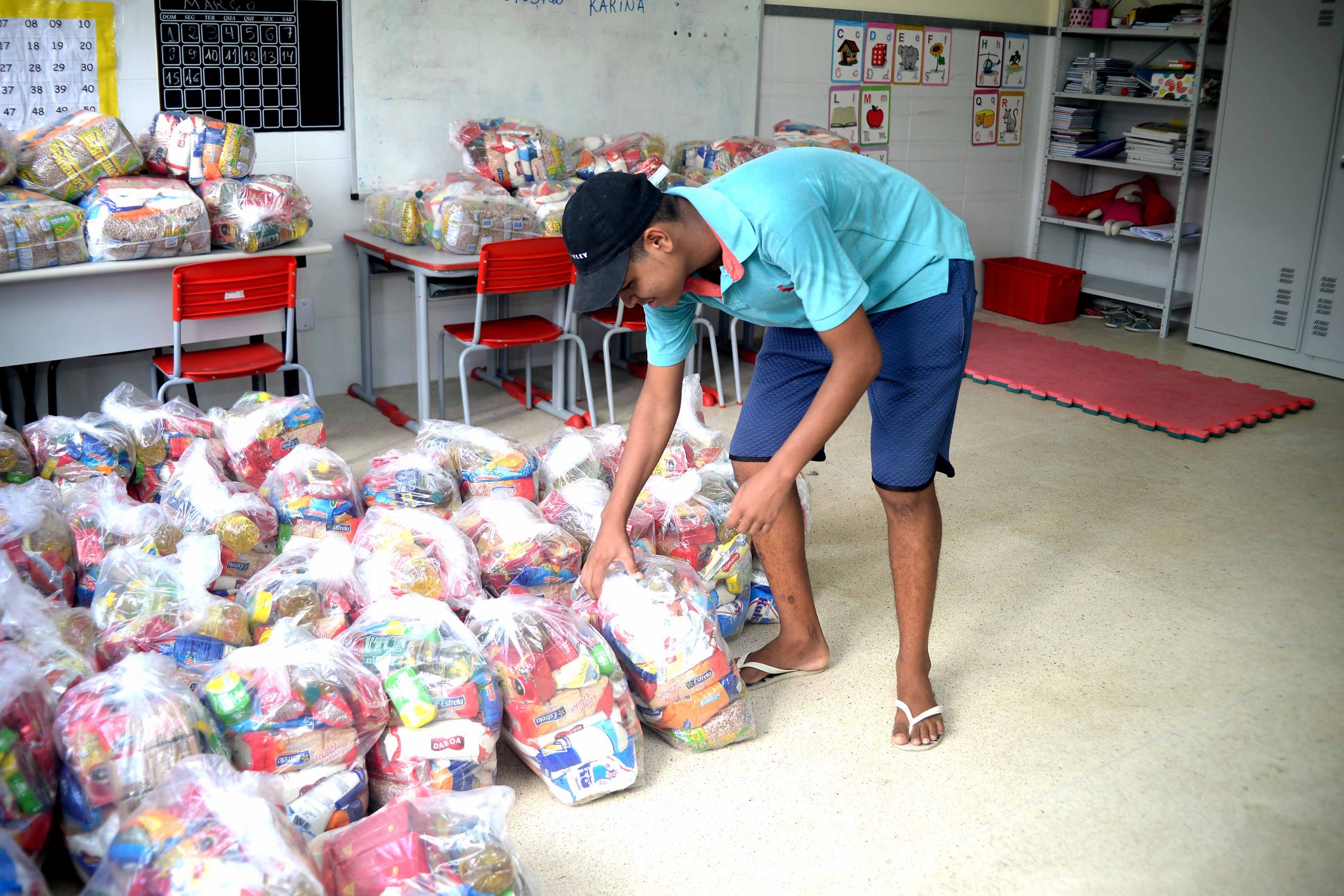 Entrega de cestas básicas nas escolas municipais_Foto_Jefferson